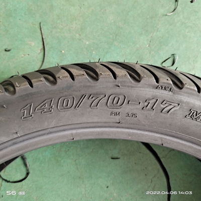 140/70-17 8 Ply Rate ブラック モーターサイクルのタイヤ 18 インチ