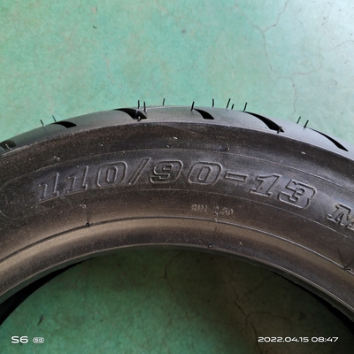 110/90-13 モーターサイクルのタイヤ 黒いナイロンタイヤ 6pr/8pr Ply Rating