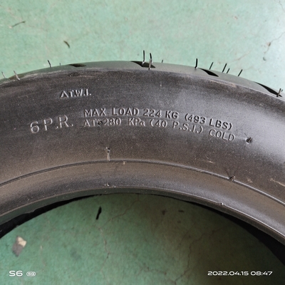 110/90-13 モーターサイクルのタイヤ 黒いナイロンタイヤ 6pr/8pr Ply Rating