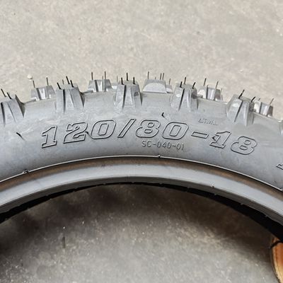 モーターサイクルのタイヤ 120/80-18 35%-55%のゴム含有量を持つチューブレスタイヤとOEMは受け入れられます