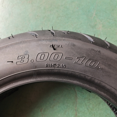 生産能力 5000 pcs/day スクーター モーターサイクルのタイヤ 3.00-10 目的 交換/修理