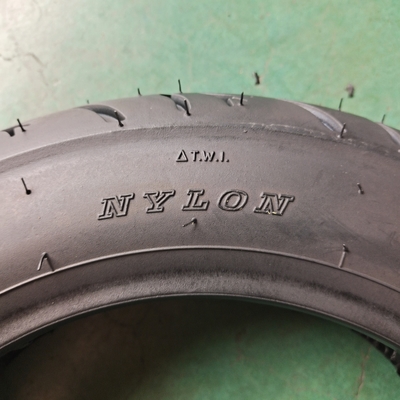 生産能力 5000 pcs/day スクーター モーターサイクルのタイヤ 3.00-10 目的 交換/修理