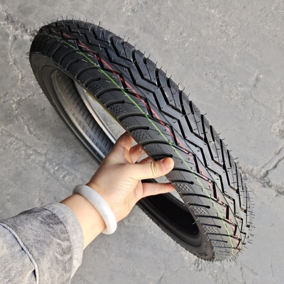ナチュラルゴムモーターサイクルのタイヤ 2.75-16 2.75-17 2.75-18 2.50-17 9090-18 原材料付き