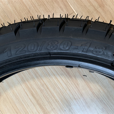 チンダオ港 モーターサイクルのタイヤ 18本,生産能力は1日5000個