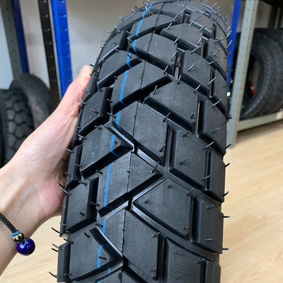 チンダオ港 モーターサイクルのタイヤ 18本,生産能力は1日5000個