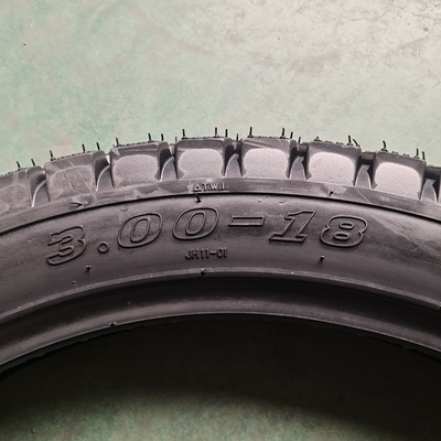 2.70-17 2.75-17 2.75-18 3.00-17 3.00-18 スチールとナイロンのチューブレスバイクタイヤ