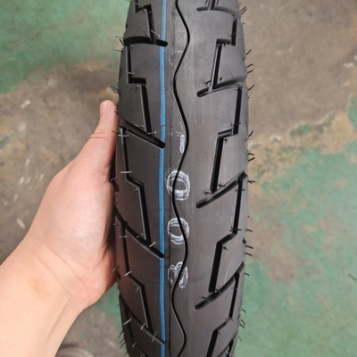 チューブレスモーターサイクルのタイヤ 3.50-10 3.00-10 自然ゴム鋼ナイロン原材料