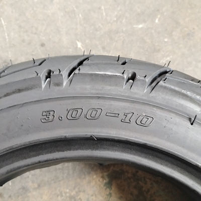 チューブレスモーターサイクルのタイヤ 3.50-10 3.00-10 自然ゴム鋼ナイロン原材料