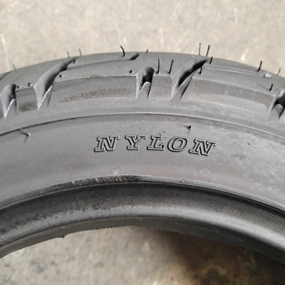 チューブレスモーターサイクルのタイヤ 3.50-10 3.00-10 自然ゴム鋼ナイロン原材料