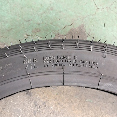 モーターサイクルのタイヤ2.75-17 青島市場での荷乗港