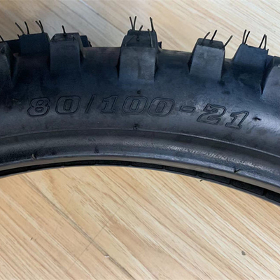禁断 モーター 80/100 21 青島港でゴム含有量35%~55%のオートバイタイヤ