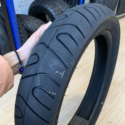 110/80-17 20000 KM の使用寿命と耐久性のある建設のモーターサイクルのタイヤを禁止