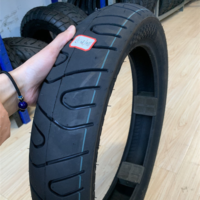 110/80-17 20000 KM の使用寿命と耐久性のある建設のモーターサイクルのタイヤを禁止