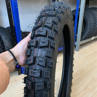 モーターサイクルのタイヤリタイア加工機300-17で毎日5000個生産する