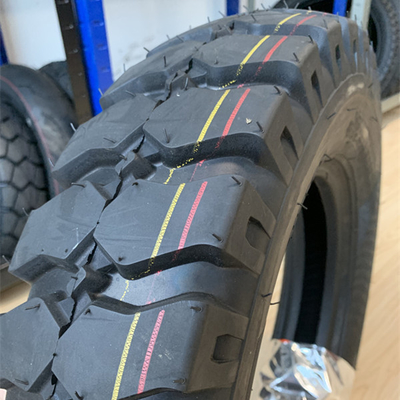トルコで深層パターンデザインのモーターサイクルのタイヤ