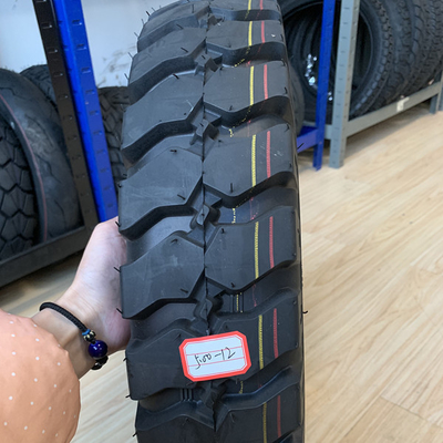 トルコで深層パターンデザインのモーターサイクルのタイヤ