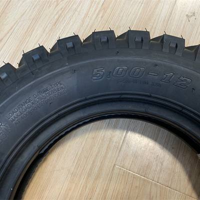 トルコで深層パターンデザインのモーターサイクルのタイヤ