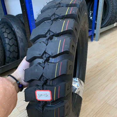 トルコで深層パターンデザインのモーターサイクルのタイヤ