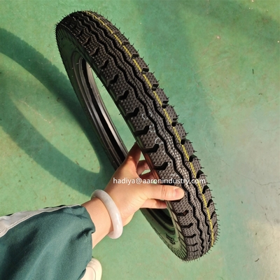 積載港 青島港 3.00-17 30017 300.17 300X17 JAWA 250用のモーターサイクルのチューブレスタイヤ