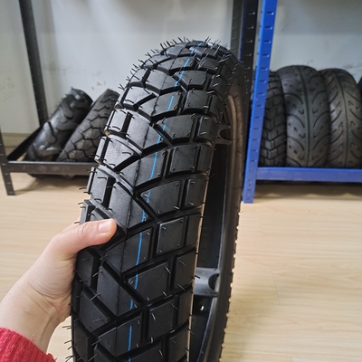 35%-55% ゴム含有量 120/80-18 モーターサイクルの車輪 タイヤ 性能のための深層設計