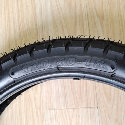 35%-55% ゴム含有量 120/80-18 モーターサイクルの車輪 タイヤ 性能のための深層設計