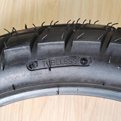 35%-55% ゴム含有量 120/80-18 モーターサイクルの車輪 タイヤ 性能のための深層設計