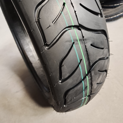 130/70-13 モーターサイクルのタイヤ インドネシアの電気スクータータイヤ 280kpaの空気圧