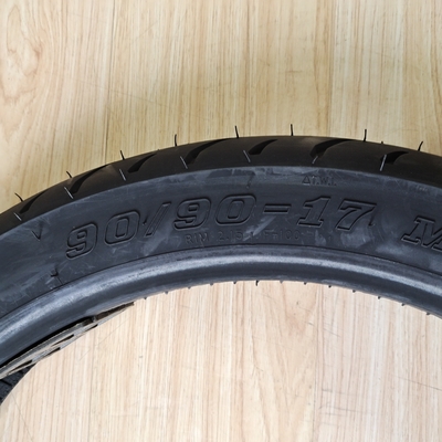 35%-55% ゴム含有量 90/90-17 TL ISO9001認証のためのオートバイタイヤ