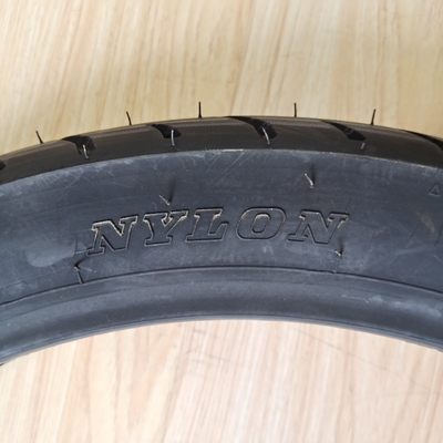 35%-55% ゴム含有量 90/90-17 TL ISO9001認証のためのオートバイタイヤ