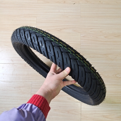 35%~55%ゴム含有量 90/90-18 自然用モーターサイクルのタイヤ ゴム鋼ナイロン原材料