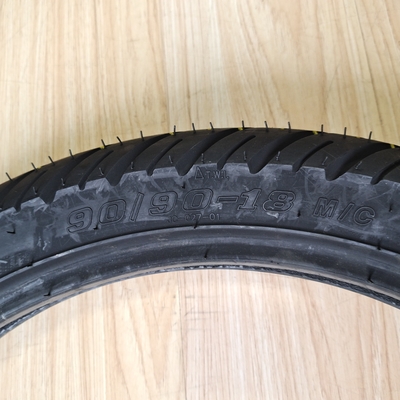 35%~55%ゴム含有量 90/90-18 自然用モーターサイクルのタイヤ ゴム鋼ナイロン原材料