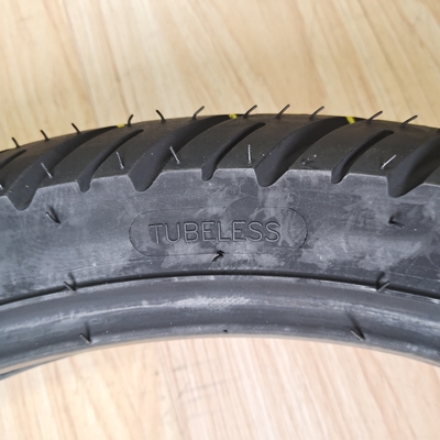 35%~55%ゴム含有量 90/90-18 自然用モーターサイクルのタイヤ ゴム鋼ナイロン原材料