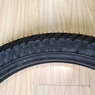 35%~55%ゴム含有量 90/90-18 自然用モーターサイクルのタイヤ ゴム鋼ナイロン原材料