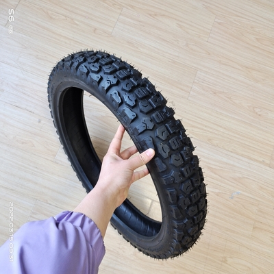 90/90-18 TT モーターサイクルのタイヤ MT026 35%~55%の天然ゴムを含む