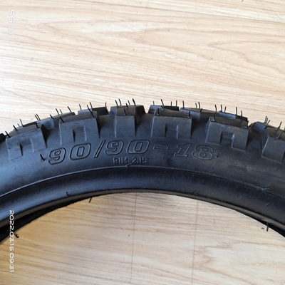 90/90-18 TT モーターサイクルのタイヤ MT026 35%~55%の天然ゴムを含む
