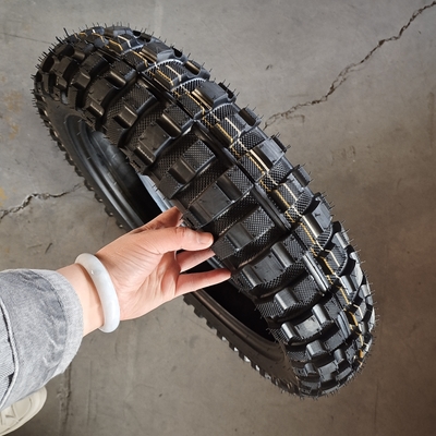 黒色 4.60-17 自然ゴム素材とチューブレスデザインのオートバイタイヤ