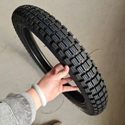 ナチュラルゴムモーターサイクルのタイヤ 3.00-18 優れた性能と受け入れられるOEM