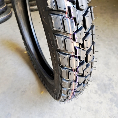 青島で高い信頼性のある黒色3.00-17Dirt Bikeモーターサイクルのタイヤ