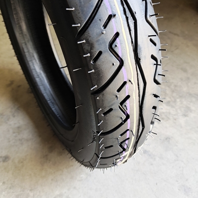 青島貨物港 モーターサイクルのタイヤと内管 300-10 35%~55%のゴム含有量