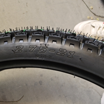 モーターサイクルのゴムタイヤ 2.75-21 輪胎外蓋と青島港の積載