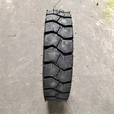 5.00-8 原材料の自然ゴム鋼ナイロンを持つオートバイタイヤ