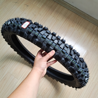 青島港の荷乗用用バイクタイヤ