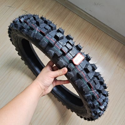 青島港の荷乗用用バイクタイヤ