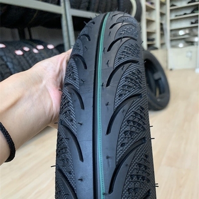 青島港の荷乗用用バイクタイヤ