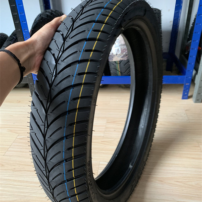 青島港の荷乗用用バイクタイヤ