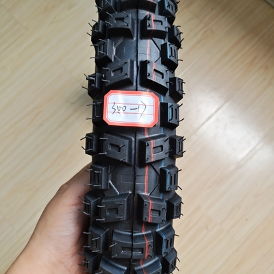青島港の荷乗用用バイクタイヤ