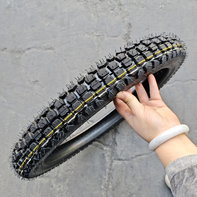 250×17 モーターサイクルのタイヤ 10.5 張力強さと深層パターン設計