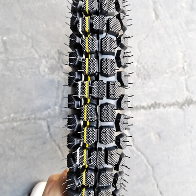 250×17 モーターサイクルのタイヤ 10.5 張力強さと深層パターン設計