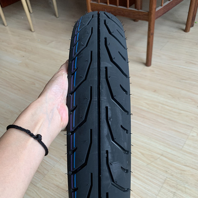 青ダオ港で積載 90/90/17 4輪用のチューブレスタイヤ バイクタイヤケース
