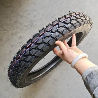 アフリカ市場 3.00-17 モーターサイクルのタイヤ 35%~55%のゴムを含むチューブレスタイヤ